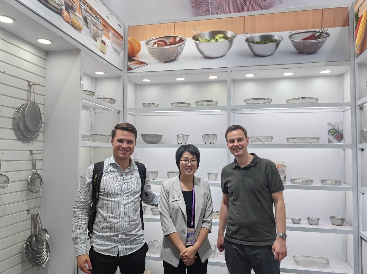 A China sourcing agent meeting a supplier at a trade show